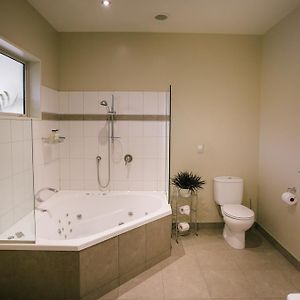 King Room Spa Bath